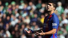 CO S TÍM? Bezradný Luis Suárez z Barcelony b�hem utkání proti Betisu Sevilla.