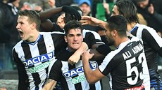 Hrái Udinese i s Jakubem Janktem (vlevo) po druhé brance do sít AC Milán.