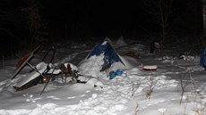 Ve stanu pikrytém igelitem se otrávil bezdomovec, který v lese u Dolního...