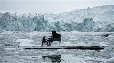 Uznávaný italský skladatel Ludovico Einaudi hrál v Arktid� u pob�e�í Svalbard v...