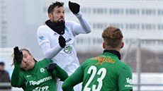 Boleslavský útoník Luká Magera hlavikuje pes jabloneckého Matje Hanouska...