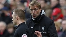 Liverpoolský trenér Jürgen Klopp se zlobí na pomezního rozhodího v utkání...