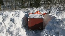 Policisté našli trezor zahrabaný ve sněhu nedaleko Starého Města pod...