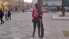 Socha Jana Kašpara oblečená do dresu pardubických hokejistů.