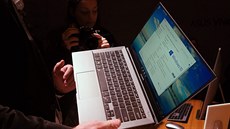 Navzdory docela bohatýrské konfiguraci a 14" displeji vá�í B9440 jen kilogram....