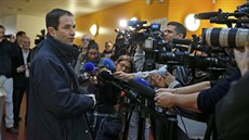 Bývalý ministr kolství Benoit Hamon promlouvá k novinám po hlasování v...