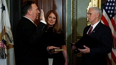 Mike Pompeo skládá slib viceprezidentovi Mikeu Pencovi jako nový editel...