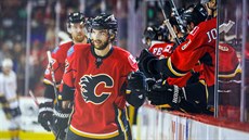 Michael Frolík slaví se spoluhrá�i gól Calgary.