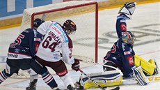 Branká Vítkovic Patrik Bartoák maí anci, do které se dostal Brian Ihnacak...