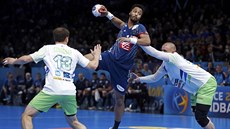 Francouzský házenká Timothey N'Guessan pi stelb v semifinále mistrovství...