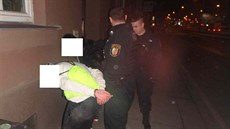 Strá�níci zadr�eli chlapce a dívku ve Skvr�anské ulici v Plzni. (23. ledna 2017)