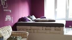 Mladý pár si u� v jednom z pokoj� vytvo�il lo�nici a obývací pokoj.