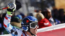 Rakouský lyžař  Matthias Mayer se raduje z triumfu v superobřím slalomu v...