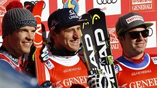 Tři nejlepší v superobřím slalomu v Kitzbühelu (zleva): druhý Ital Christof...