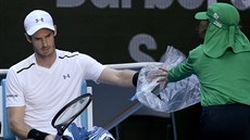 Britský tenista Andy Murray odpoívá v prbhu duelu s Mischou Zverevem z...