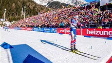 Norský biatlonista Johannes Thingnes Bö projídí vítzn cílem závodu s...