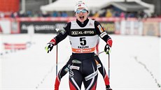 Norská bkyn na lyích Marit Björgenová projídí vítzn cílem závodu na 15...
