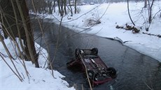 �idi�ka na �umpersku nezvládla smyk a v�z poté skon�il p�evrácený na st�e�e v...