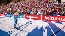 Martin Fourcade je v cíli vytrvalostního závodu SP v Anterselv.