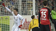 Robert Lewandowski z Bayernu slaví svůj gól do sítě Freiburgu.
