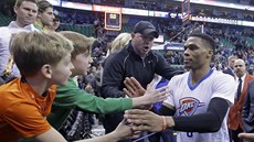 Russell Westbrook z Oklahoma City se zdraví s malými fanouky.