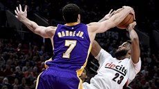 Larry Nance Jr. z LA Lakers blokuje Allena Crabba z Portlandu.
