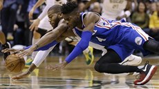 Greg Monroe (vlevo) z Milwaukee a Nerlens Noel z Philadelphie bojují o mí�.