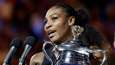 Serena Williamsová s trofejí pro vítzku Australian Open