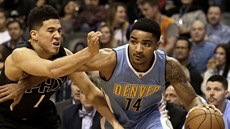 Gary Harris (vpravo) z Denveru se snaí vysmeknout Devinu Bookerovi z Phoenixu.