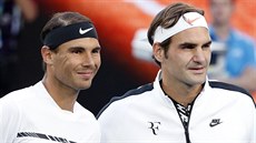 Rafael Nadal (vlevo) a Roger Federer před finále Australian Open