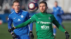 Ond�ej Machu�a z Liberce (vlevo) a Mirzad Mehani� z Jablonce v utkání Tipsport...