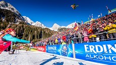 SVOU KVTINU ODHAZUJI V DÁLI. Gabriela Koukalová po medailovém ceremoniálu v...