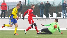 Olomoucký Jakub Plek (v erveném) dává gól proti Zlínu.