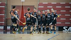 Florbalisté Bulldogs Brno slaví gól.