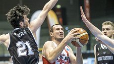 Momentka z duelu FIBA Europe Cupu mezi Pardubicemi (ervenobílá) a Kluí. Duan...