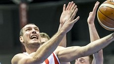 Momentka z duelu FIBA Europe Cupu mezi Pardubicemi (červenobílá) a Kluží. Dušan...