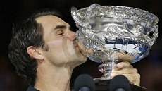 POLIBEK. Roger Federer líbá trofej pro vítěze Australian Open.