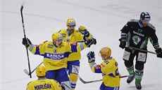 Zlínští hokejisté slaví gól proti Mladé Boleslavi.