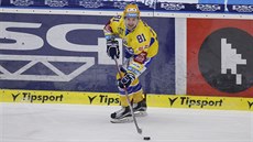 Petr Holík v dresu Zlína kličkuje mezi pardubickými hokejisty. 