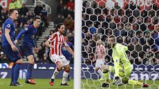 VLAST�ÁK. Od Juana Maty (není v záb�ru) se odrazil mí� za záda branká�e Davida...