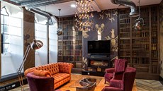 Zamstnanci se mohou v knihovn usadit v keslech a íst si.