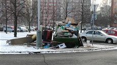 Kontejnery se brzy za�aly plnit odpadem. Ten se hromadil i v jejich okolí.