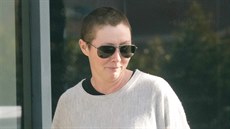 Shannen Doherty po léb rakoviny opt narostly vlasy (Malibu, 11. ledna 2017).