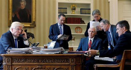 Americký prezident Donald Trump se svými poradci v Bílém dom (28. 1. 2017)