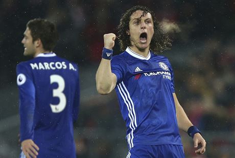 JE TAM! David Luiz z Chelsea oslavuje vedouc branku na hiti Liverpoolu.