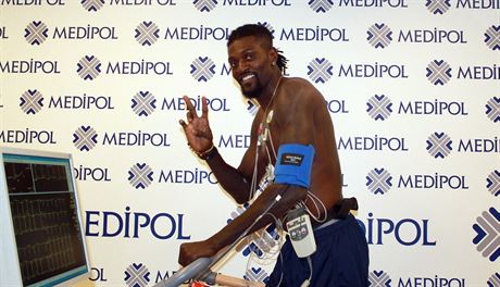 Emmanuel Adebayor  absolvoval úspn zdravotní testy a na rok a pl se upsal...