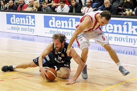 Pardubický basketbalista Duan Pandula (ervenobílá) bojuje s Robertem Landou z...