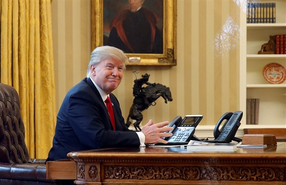 Americký prezident Donald Trump v Oválné pracovn Bílého domu. (28.1.2017)