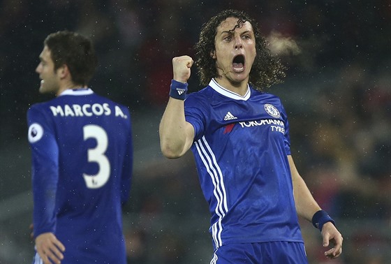 JE TAM! David Luiz z Chelsea oslavuje vedoucí branku na hiti Liverpoolu.