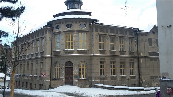Budova bývalé obchodní akademie v centru Havlíčkova Brodu stále chátrá. Na využití čeká už desátým rokem.